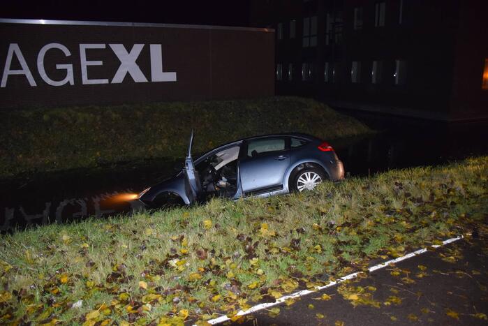 Personenauto belandt door glad wegdek in sloot