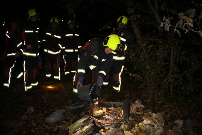 Hoopje koperdraden in brand