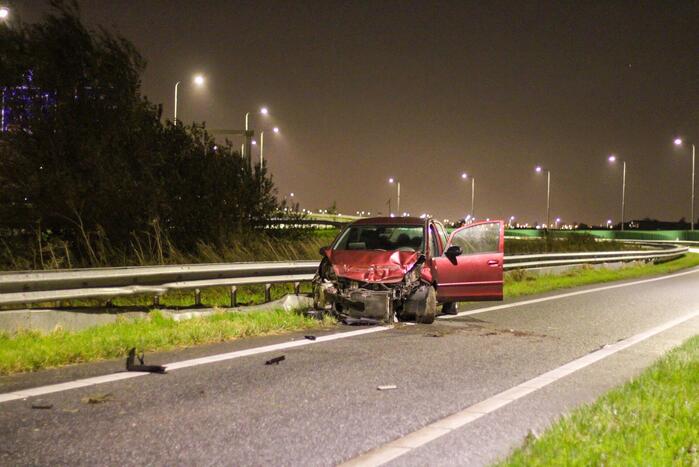 Politiewagen vast in berm