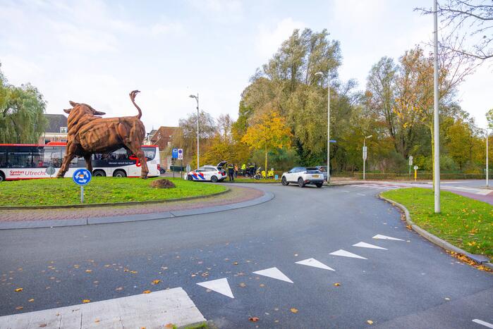 Automobilist rijdt fietser aan op rotonde bij de Stier
