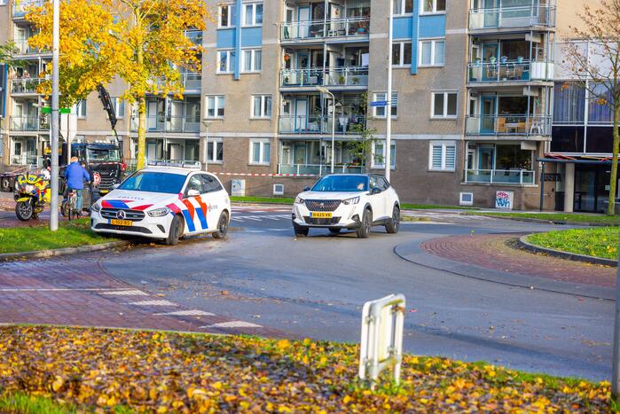 Automobilist rijdt fietser aan op rotonde bij de Stier