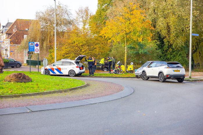 Automobilist rijdt fietser aan op rotonde bij de Stier