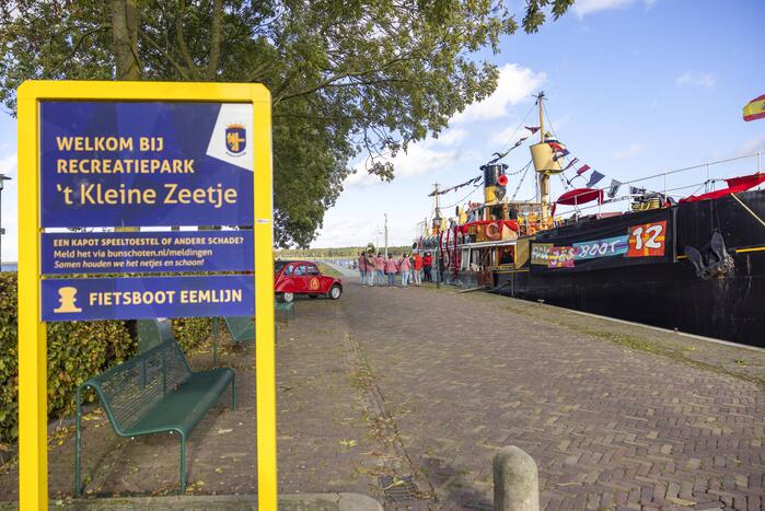 Pakjesboot 12 van Sinterklaas meert aan in de haven