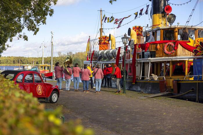 Pakjesboot 12 van Sinterklaas meert aan in de haven