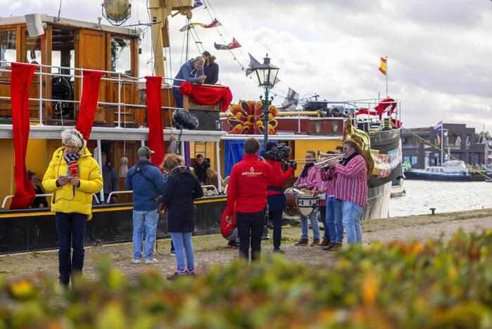Pakjesboot 12 van Sinterklaas meert aan in de haven