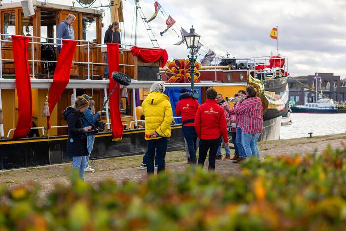 Pakjesboot 12 van Sinterklaas meert aan in de haven