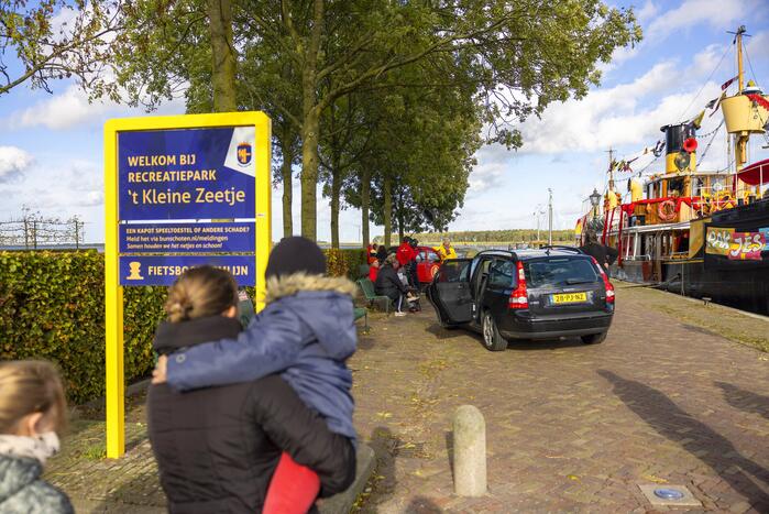 Pakjesboot 12 van Sinterklaas meert aan in de haven