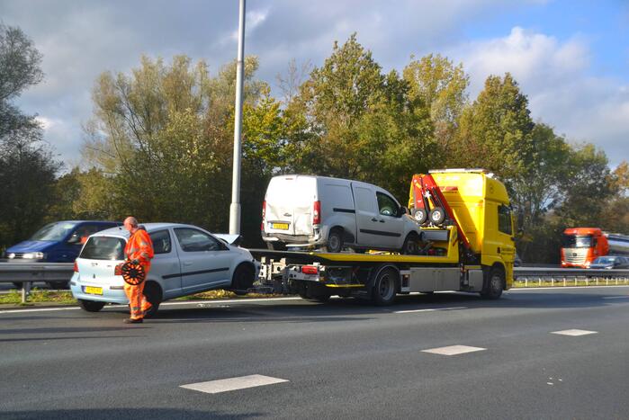 Schade bij kop-staart botsing op snelweg