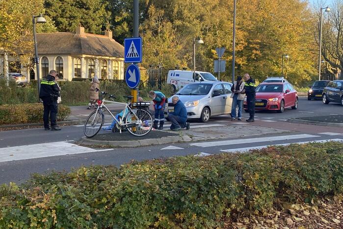 Vrouw gewond bij botsing met auto