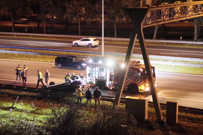 Personenauto belandt ondersteboven door ongeval