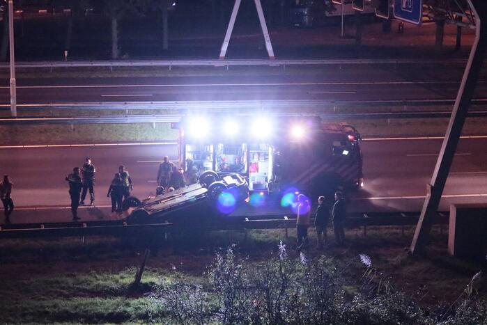 Personenauto belandt ondersteboven door ongeval