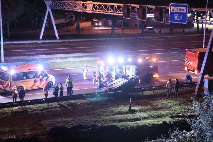 Personenauto belandt ondersteboven door ongeval