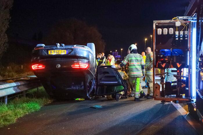 Personenauto belandt ondersteboven door ongeval