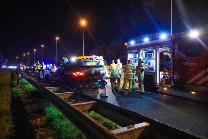 Personenauto belandt ondersteboven door ongeval