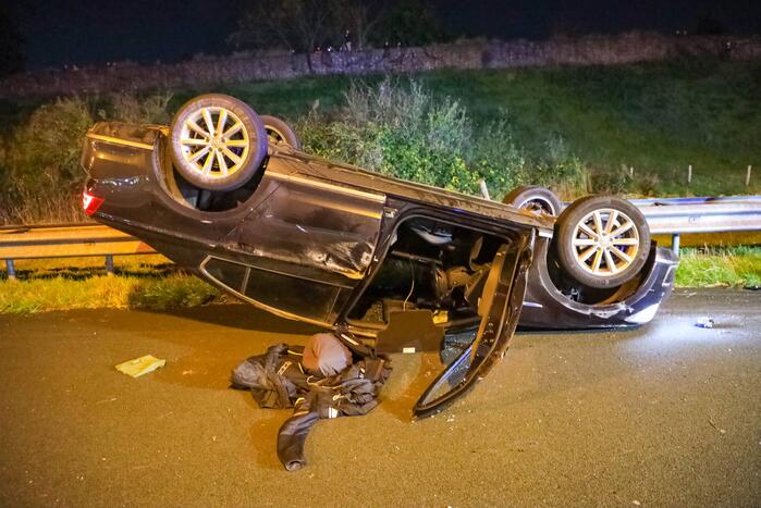 Personenauto belandt ondersteboven door ongeval