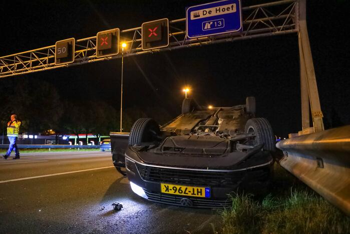 Personenauto belandt ondersteboven door ongeval