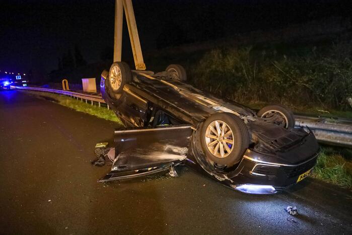 Personenauto belandt ondersteboven door ongeval