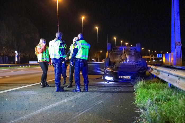 Personenauto belandt ondersteboven door ongeval