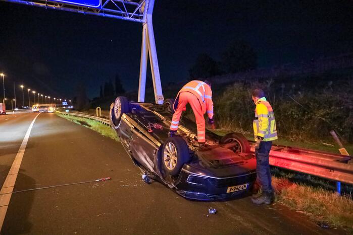 Personenauto belandt ondersteboven door ongeval