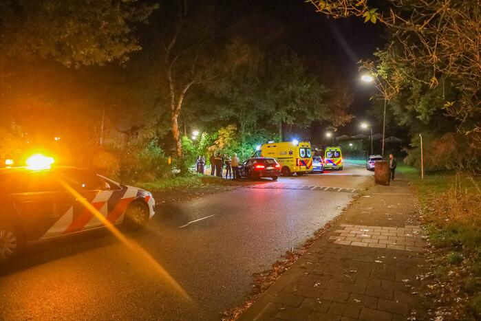 Personenauto in botsing met twee voetgangers