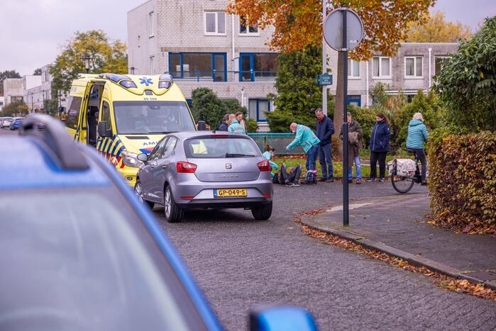Maaltijdbezorger op brommer en automobilist botsen op kruising