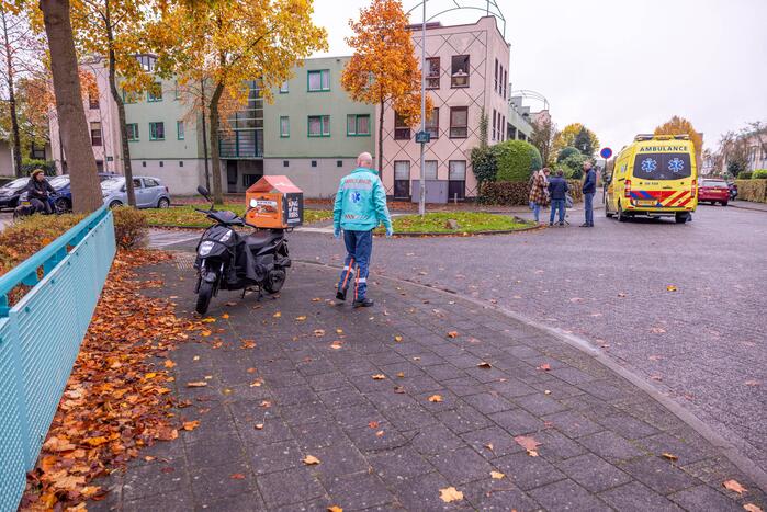 Maaltijdbezorger op brommer en automobilist botsen op kruising