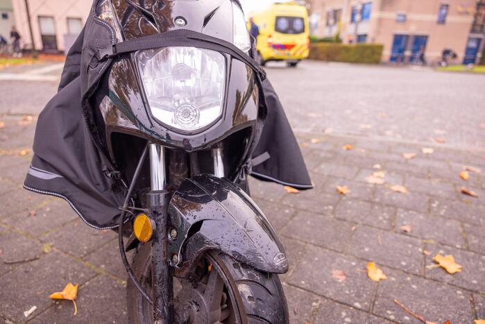 Maaltijdbezorger op brommer en automobilist botsen op kruising