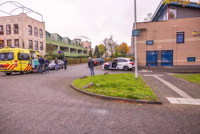 Maaltijdbezorger op brommer en automobilist botsen op kruising