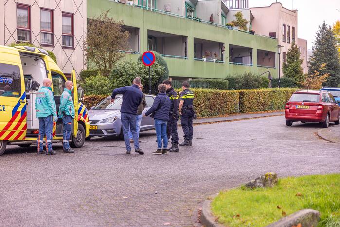 Maaltijdbezorger op brommer en automobilist botsen op kruising