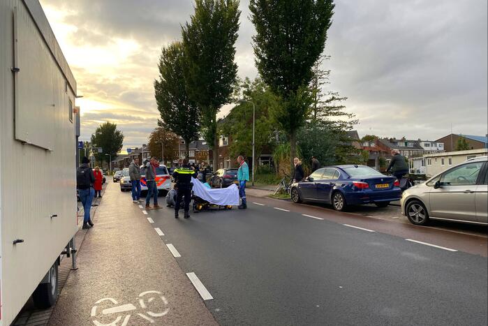 Fietsster en automobilist botsen op elkaar