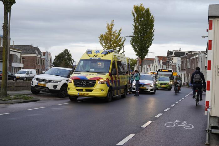 Fietsster en automobilist botsen op elkaar