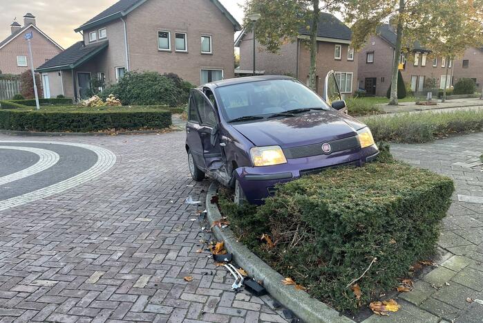 Gewonde en flinke schade bij botsing tussen twee auto's