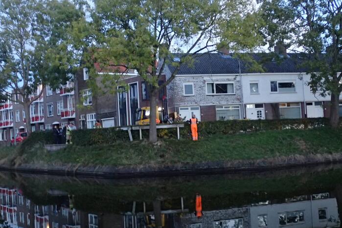 Automobilist rijdt personenauto het water in