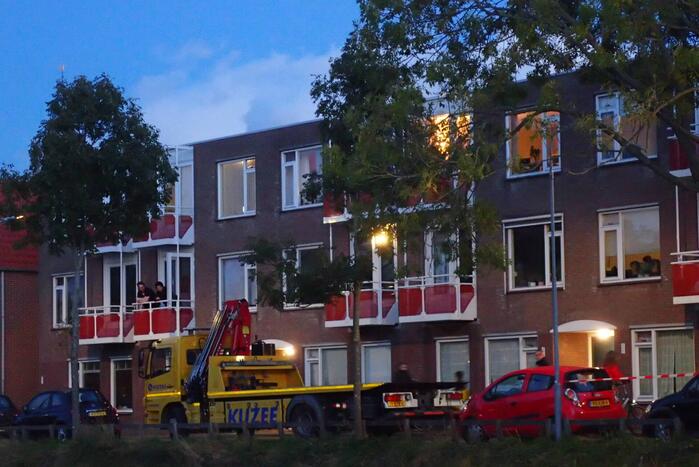 Automobilist rijdt personenauto het water in