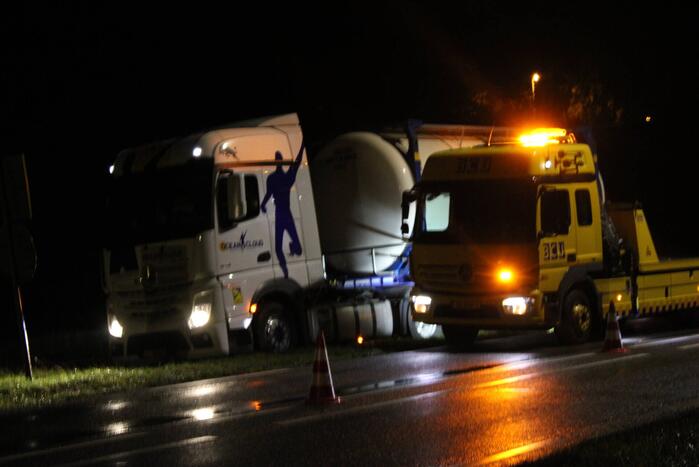 Vrachtwagen komt vast te zitten in berm