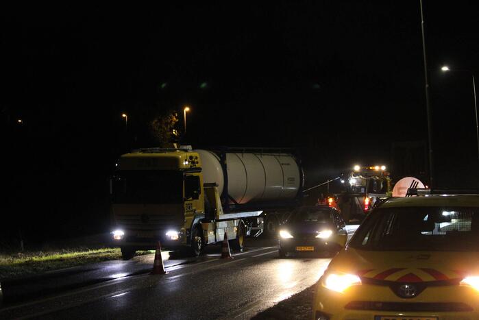 Vrachtwagen komt vast te zitten in berm