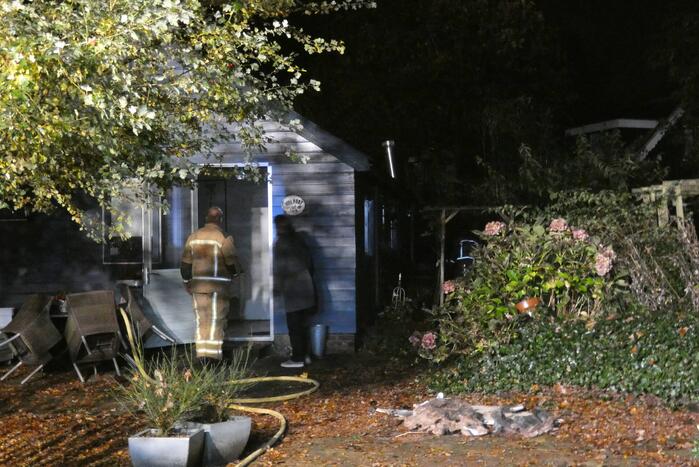 Brandweer blust brand in bed and breakfast huis