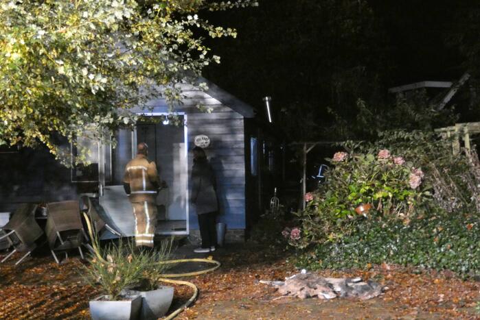 Brandweer blust brand in bed and breakfast huis