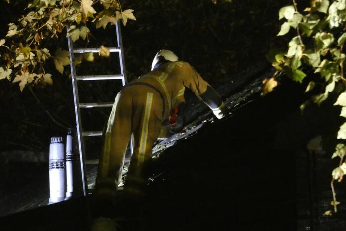 Brandweer blust brand in bed and breakfast huis