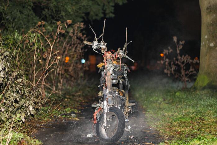Tweewieler door brand verwoest