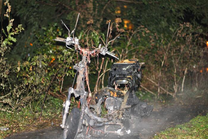 Tweewieler door brand verwoest