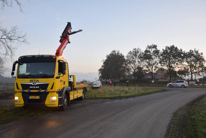 Bestuurder bestelbus mist bocht belandt in greppel