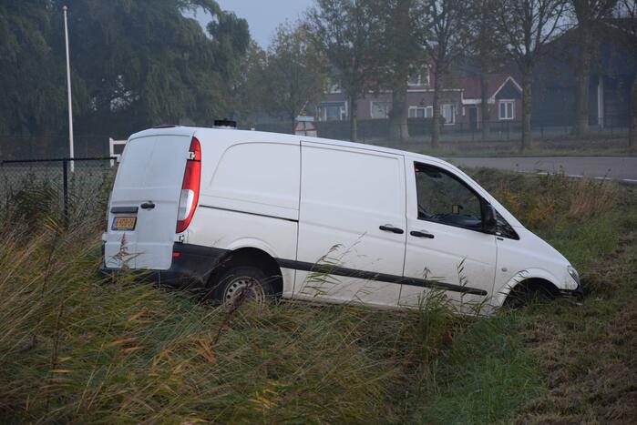 Bestuurder bestelbus mist bocht belandt in greppel