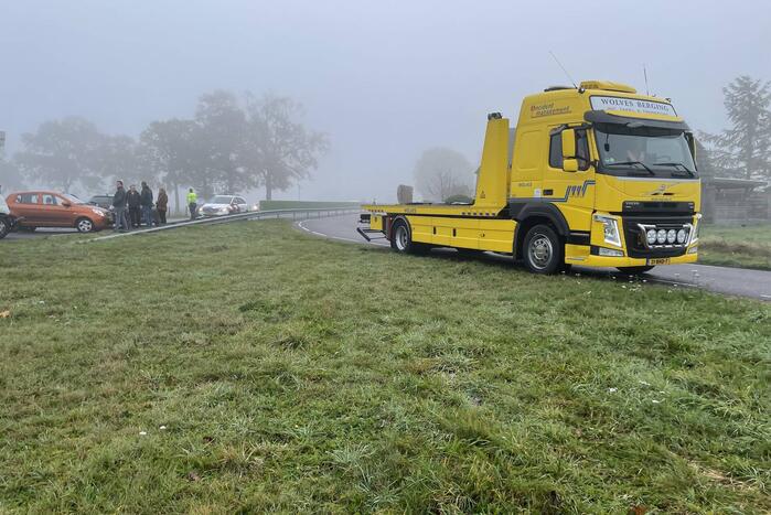 Bestelbus en twee auto's betrokken bij botsing