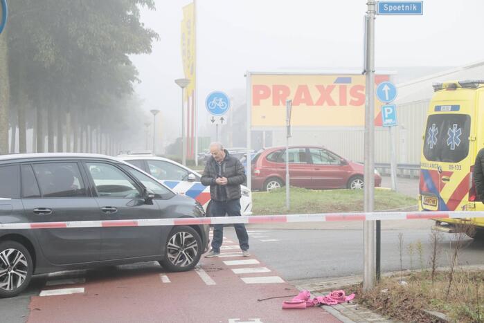 Brommerrijdster gewond bij aanrijding met auto op Calveen