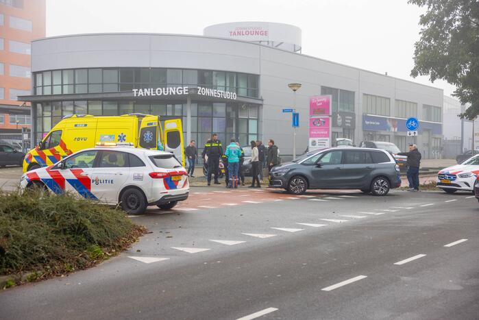 Brommerrijdster gewond bij aanrijding met auto op Calveen