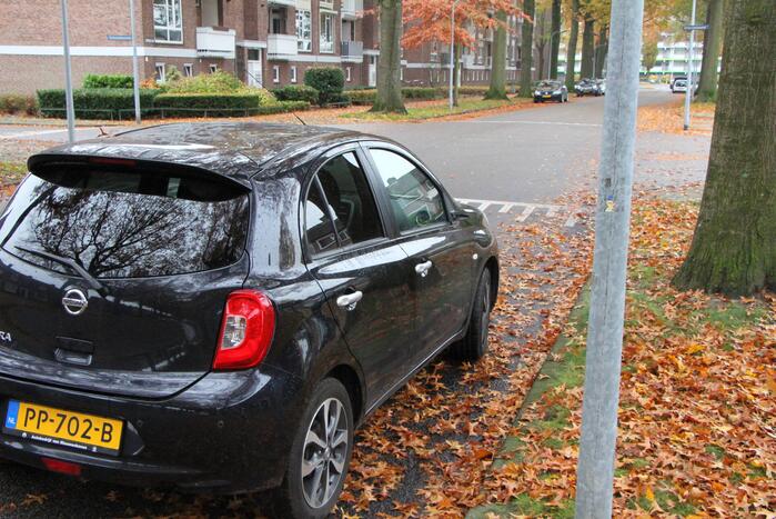Spiegel aan diggelen na botsing met fietsster