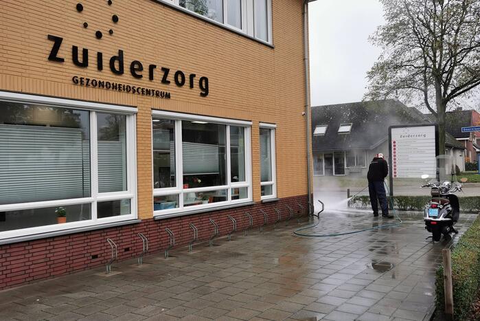 Meerdere panden beklad met leuzen