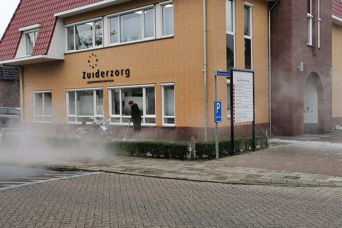 Meerdere panden beklad met leuzen