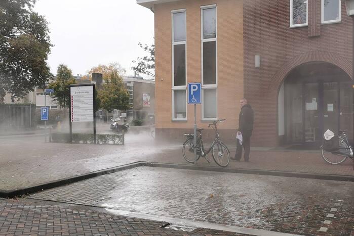 Meerdere panden beklad met leuzen